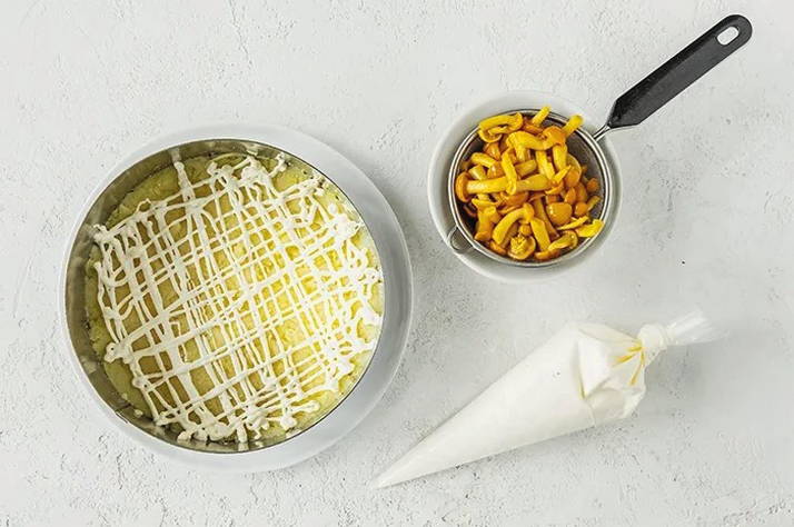 Салат «Лесная поляна» с опятами и куриной грудкой