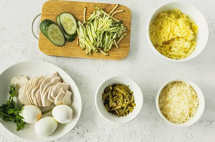 Салат «Лесная поляна» с опятами и куриной грудкой