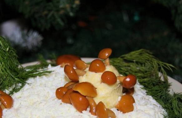 Салат «Лесная поляна» с маринованными опятами