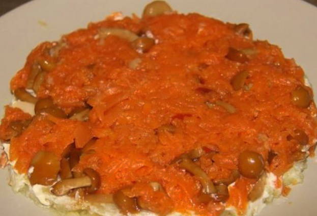 Салат «Лесная поляна» с маринованными опятами