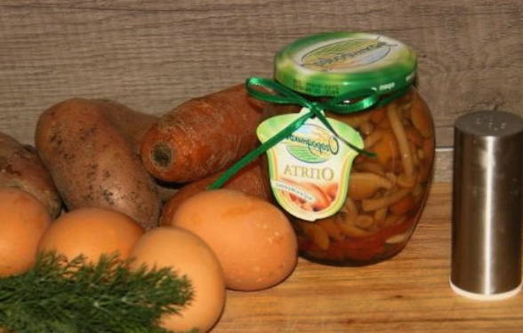 Салат «Лесная поляна» с маринованными опятами