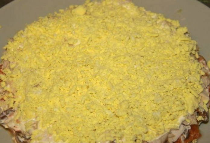 Салат «Лесная поляна» с маринованными опятами