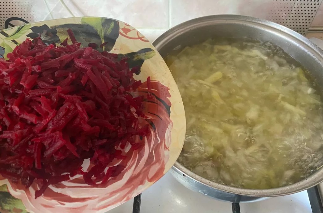 Борщ с вареной свеклой и свежей капустой