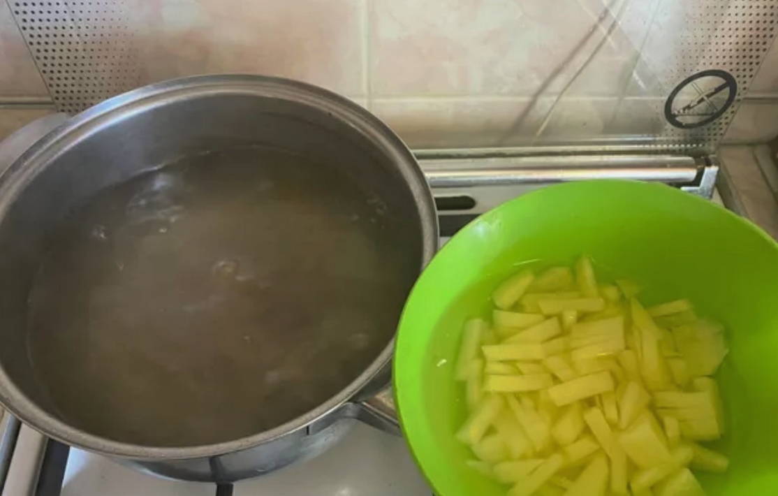 Борщ с вареной свеклой и свежей капустой