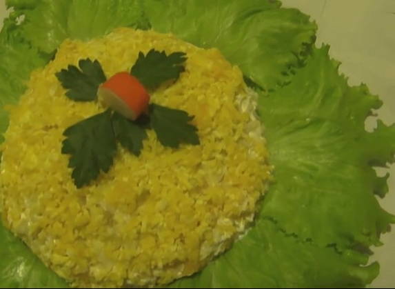 Салат «Ландыш» с крабовыми палочками, яблоком и плавленым сыром