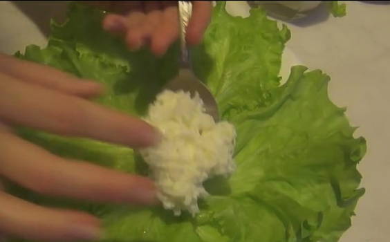 Салат «Ландыш» с крабовыми палочками, яблоком и плавленым сыром