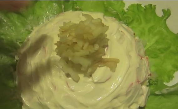 Салат «Ландыш» с крабовыми палочками, яблоком и плавленым сыром