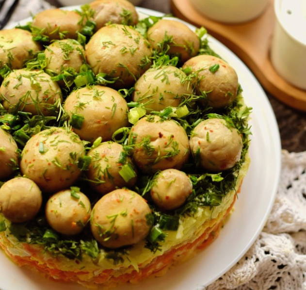 Салат «Лесная поляна» с шампиньонами, курицей и корейской морковью