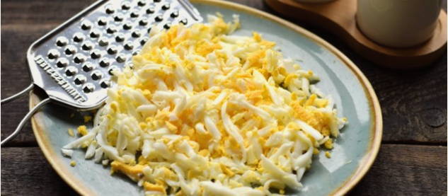 Салат «Лесная поляна» с шампиньонами, курицей и корейской морковью