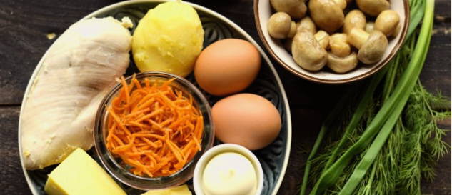 Салат «Лесная поляна» с шампиньонами, курицей и корейской морковью