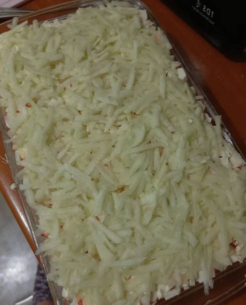 Салат «Ландыш» с крабовыми палочками и яблоком