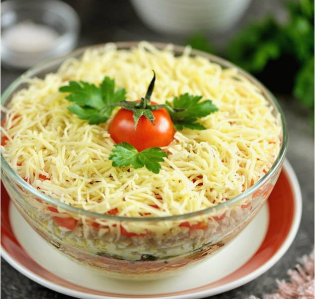 Салат «Красавица» с курицей и ветчиной
