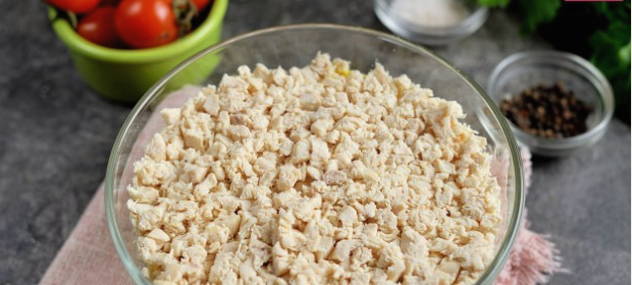 Салат «Красавица» с курицей и ветчиной