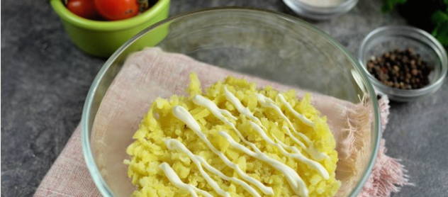 Салат «Красавица» с курицей и ветчиной