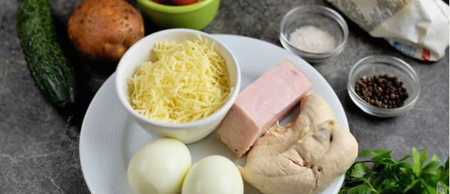 Салат «Красавица» с курицей и ветчиной