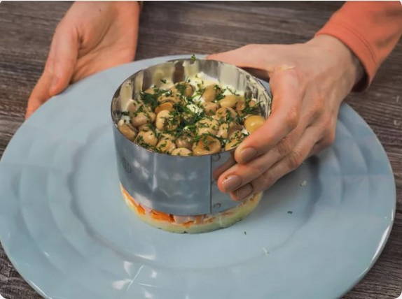 Салат «Лесная поляна» с шампиньонами и ветчиной