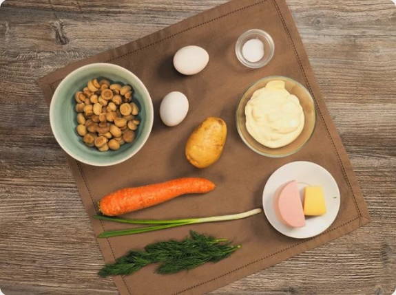 Салат «Лесная поляна» с шампиньонами и ветчиной