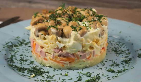 Салат «Лесная поляна» с шампиньонами и ветчиной