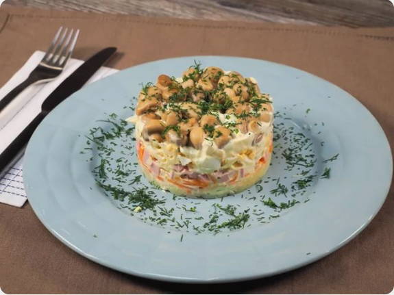 Салат «Лесная поляна» с шампиньонами и ветчиной