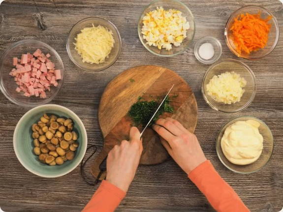 Салат «Лесная поляна» с шампиньонами и ветчиной