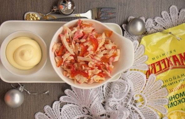 Салат «Красное море» с крабовыми палочками, помидорами, сыром и чесноком