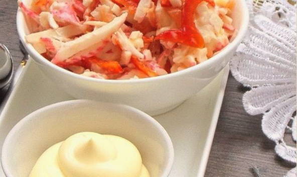Салат «Красное море» с крабовыми палочками, помидорами, сыром и чесноком