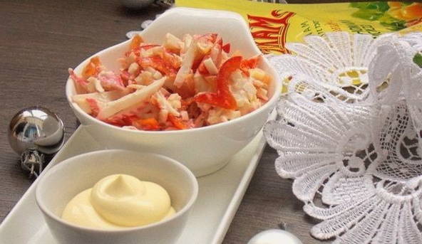 Салат «Красное море» с крабовыми палочками, помидорами, сыром и чесноком