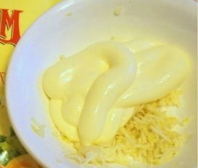 Салат «Красное море» с крабовыми палочками, помидорами, сыром и чесноком