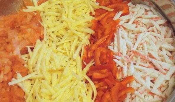 Салат «Красное море» с крабовыми палочками, помидорами, сыром и чесноком