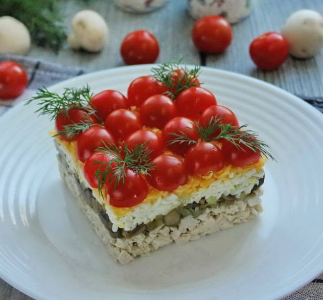 Салат «Красная шапочка» с помидорами, курицей и грибами