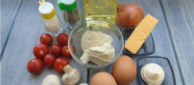Салат «Красная шапочка» с помидорами, курицей и грибами
