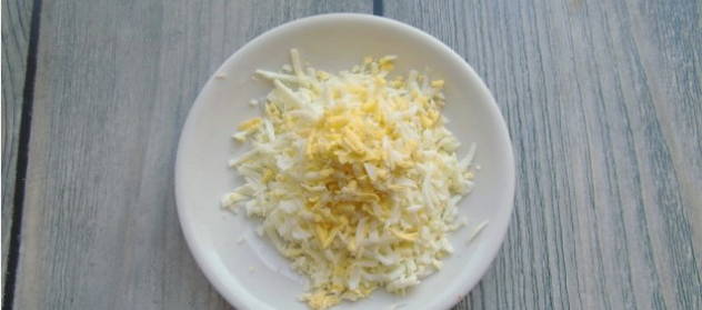 Салат «Красная шапочка» с помидорами, курицей и грибами