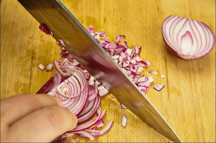 Салат «Лесная поляна» с опятами и куриной грудкой классический