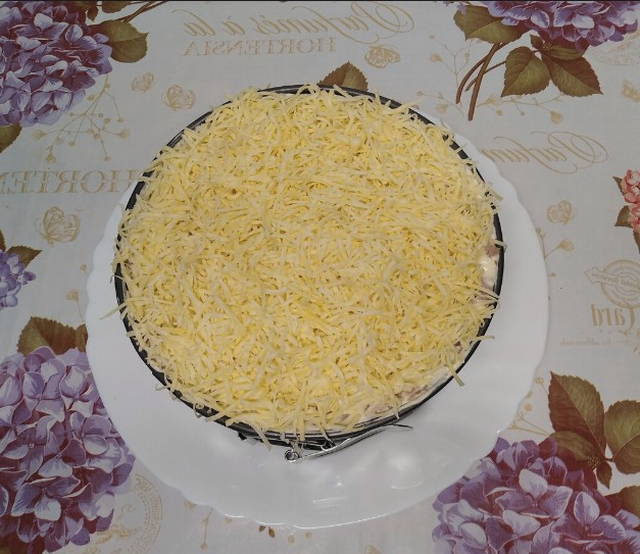 Салат «Лесная поляна» с опятами и куриной грудкой классический