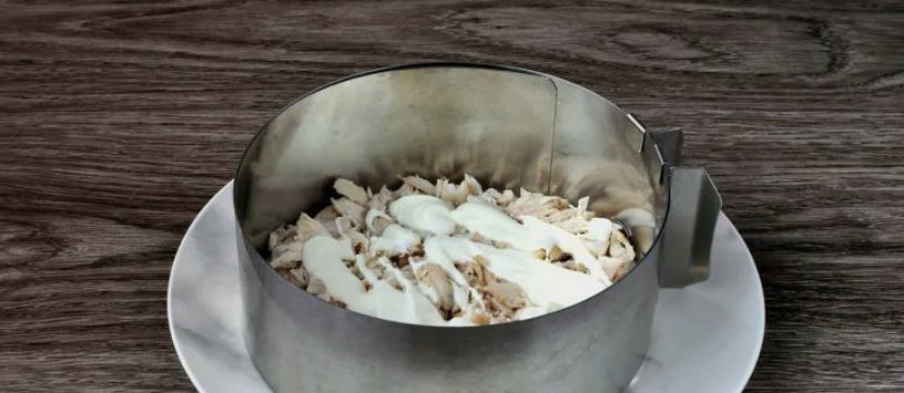 Салат «Лесная поляна» с опятами и куриной грудкой классический