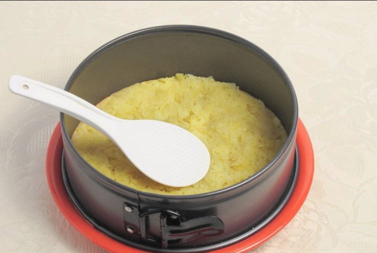 Салат «Лесная поляна» с опятами и куриной грудкой классический