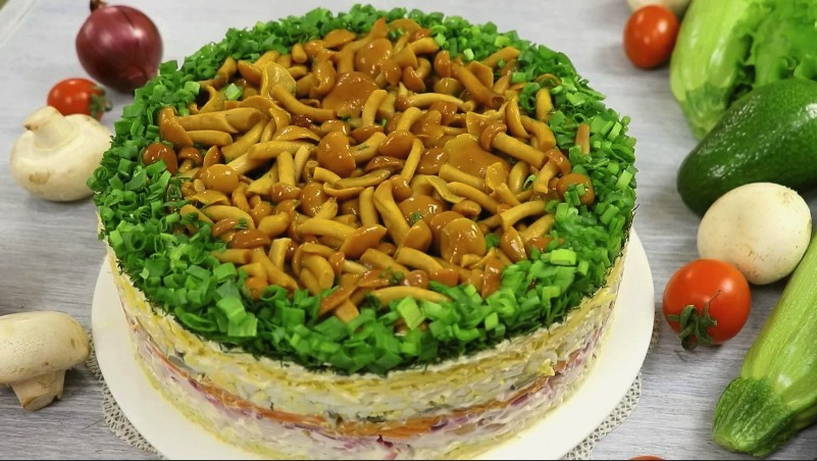 Салат «Лесная поляна» с опятами и куриной грудкой классический