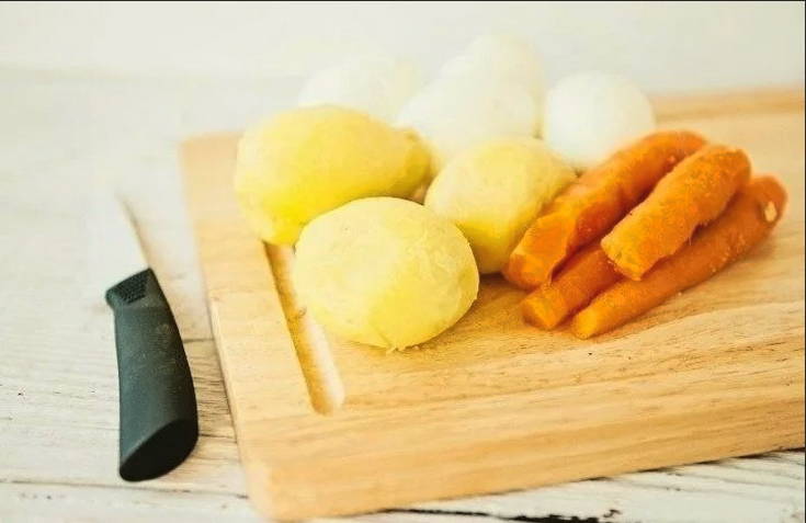 Салат «Лесная поляна» с опятами и куриной грудкой классический