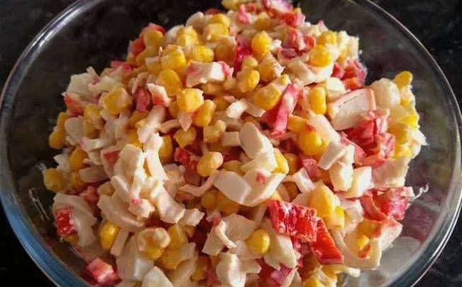 Салат «Красное море» с крабовыми палочками, помидорами, перцем, кукурузой, яйцом, сыром и чесноком