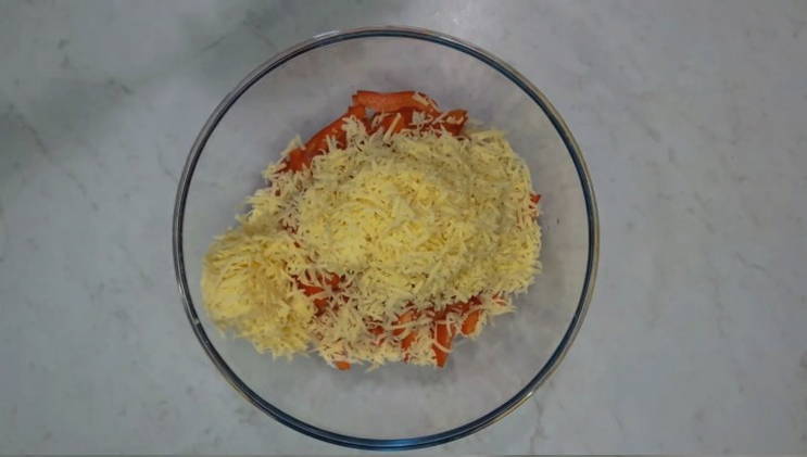 Салат «Красное море» с крабовыми палочками, помидорами, перцем, кукурузой, яйцом, сыром и чесноком