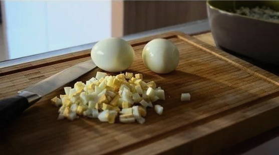 Салат «Красное море» с крабовыми палочками, помидорами, перцем, кукурузой, яйцом, сыром и чесноком