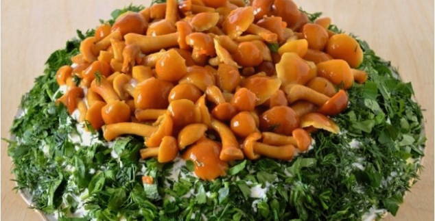 Салат «Лесная поляна» с опятами и куриным филе