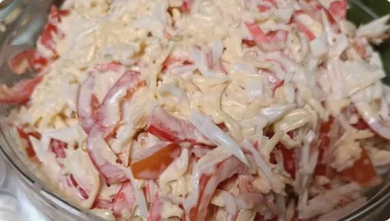 Салат «Красное море» с крабовыми палочками, помидорами, перцем, сыром и чесноком
