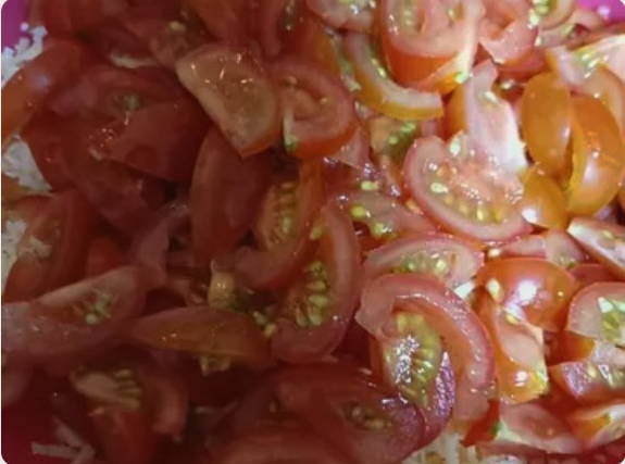Салат «Красное море» с крабовыми палочками, помидорами, перцем, сыром и чесноком