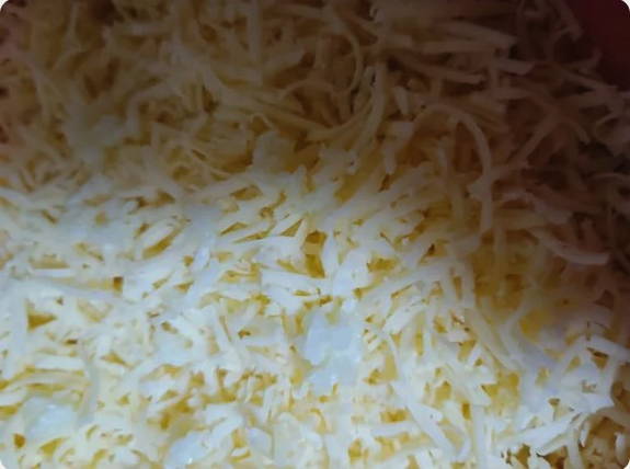 Салат «Красное море» с крабовыми палочками, помидорами, перцем, сыром и чесноком