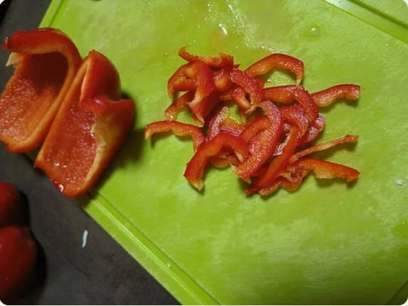 Салат «Красное море» с крабовыми палочками, помидорами, перцем, сыром и чесноком