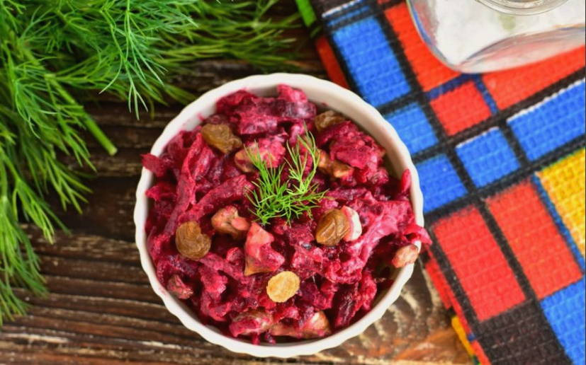 Салат «Королевский» со свеклой и грецкими орехами