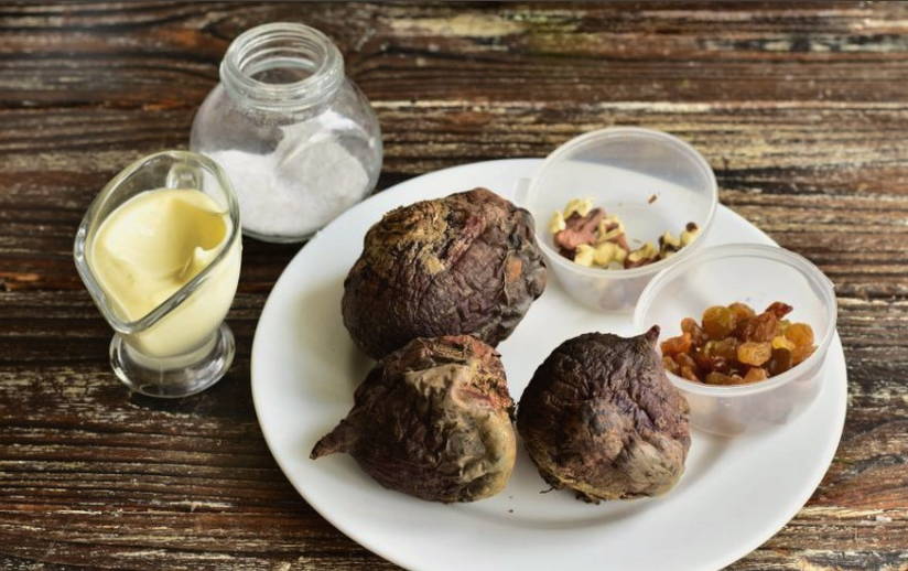 Салат «Королевский» со свеклой и грецкими орехами