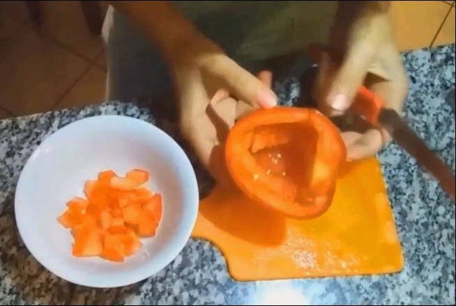 Салат «Коррида» с крабовыми палочками и помидорами