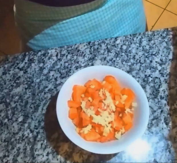 Салат «Коррида» с крабовыми палочками и помидорами